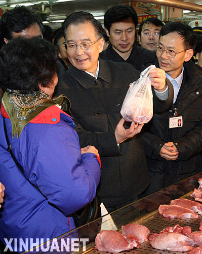 1月30日,中共中央政治局常委、国务院总理温家宝冒雨考察广东省市场供应工作。这是温家宝在广州东川新街市农贸市场考察。