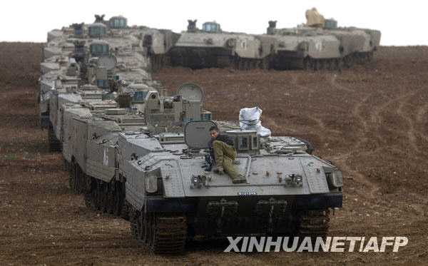 12月29日,以色列坦克和装甲车在靠近加沙的边境地区集结。与此同时,以军战机继续对加沙地带的目标进行空袭。