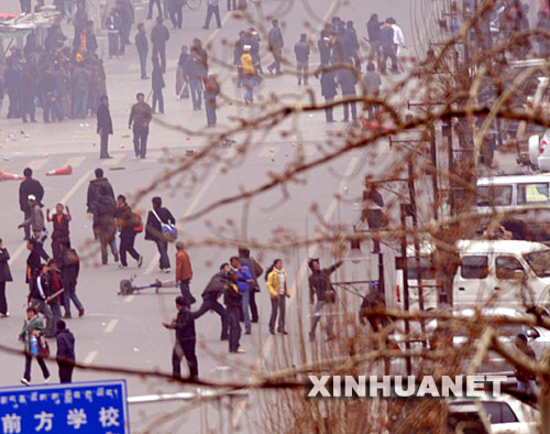 3��14�����磬�������ж�ɭ��·��������������·�����̡�������ʯͷ