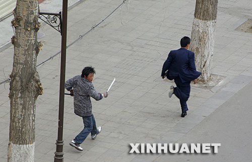 ����·͸�粥������Ƭ��ʾ��3��14�գ��������У�һ�����������ֳֳ���׷�����ˡ�