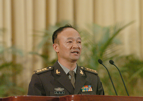 成都军区某陆航团政委张晓峰作报告