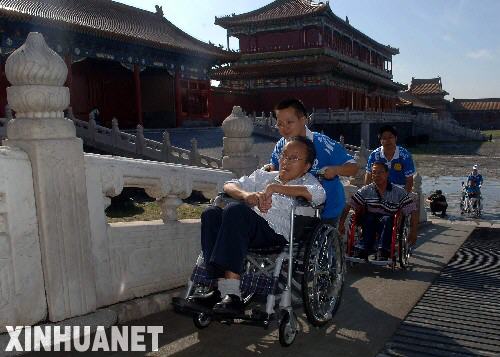 9��10�գ���λ�м����ο���־Ը�ߵİ������ڹʹ��ι������� �����ʹ���ǿ���ϰ���ʩ���裬Ŀǰ�м����οͿ���ͨ�������ʹ������߶�������ϰ���ʩ���α��Ͻ����ڡ�����������������԰���Ⱥ��ľ��ۡ� �»������ ���� ��