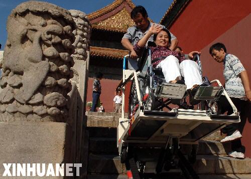 9��10�գ�һλ�м����ο��ڹʹ���ͨ������¥������̨�ס� �»������ ���� ��