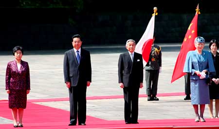 日本天皇为胡锦涛访问日本举行隆重的欢迎仪式