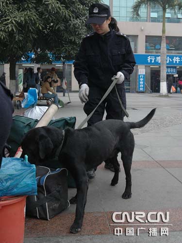 广西南宁火车站 爱民实践保春运