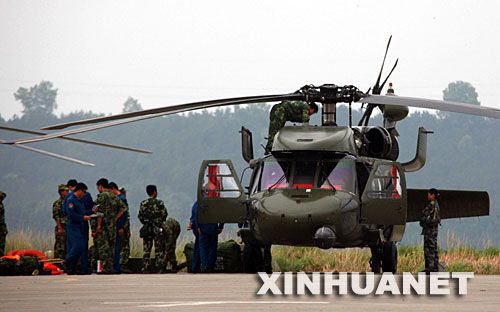6月9日,工兵部队官兵正搭乘黑鹰直升机紧急赶赴大坝,执行爆破任务。 当日8时20分,据水文专家现场测算,唐家山堰塞湖泄流量已达48立方米/秒,湍急水流已形成有效冲刷,最宽过流面达20米。 随着泄流量的增加,导流明渠附近漂流物在增多。成都军区某集团军工兵团增调120名官兵紧急赶赴大坝,执行爆破任务。