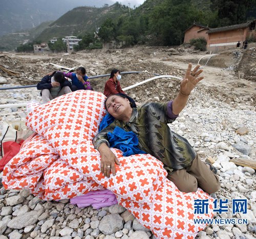 8月18日,奶奶哭倒在准备用来包裹孩子的棉被上.新华社记者 刘彬 摄