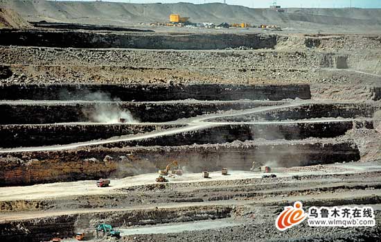 准东煤田一处正在开采的露天煤矿.(记者刘新华摄)图片