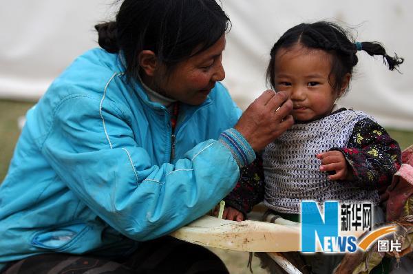 慈祥的母亲:地震灾区母亲剪影