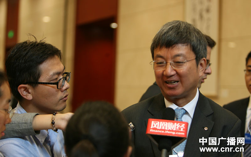 会后朱民先生接受媒体采访,左为中央台经济之声记者黄耀伟.