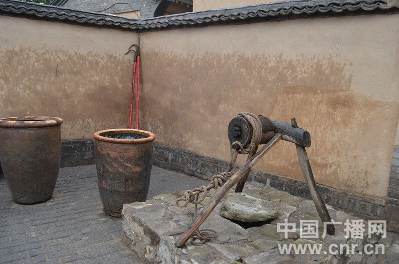 八路军时期的辘轳和水缸