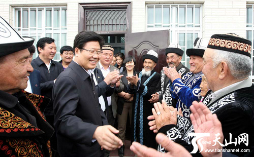 4月28日,自治区党委书记张春贤来到新源县那拉提镇阿拉善村,和村民