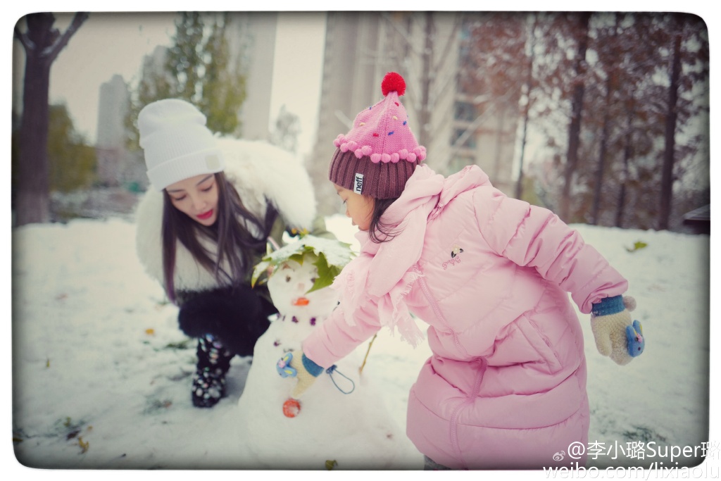 李小璐与甜馨堆雪人 孩子玩雪后喝碗热汤