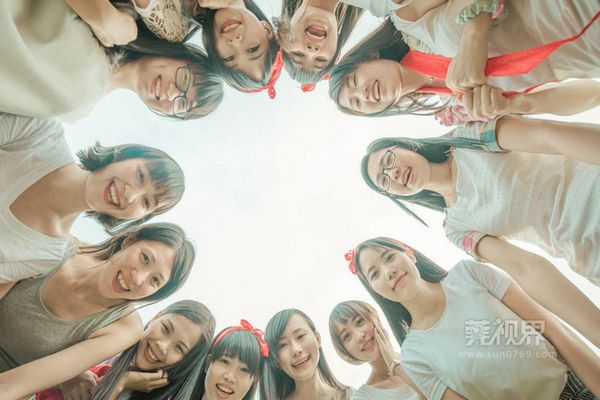 广东大学生在厕所拍创意毕业照