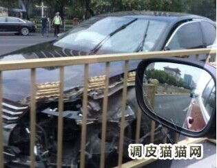 长安街黄金栏被撞 护栏没事车撞碎