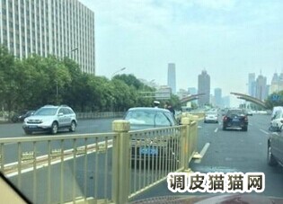 长安街黄金栏被撞 护栏没事车撞碎