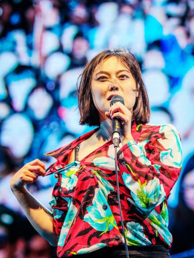 迷笛音乐节 乐队女主唱激情扒衣