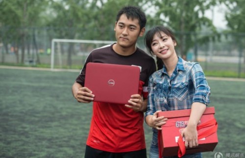 柳岩素颜出镜 当京东商城快递员