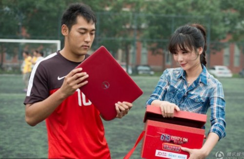柳岩素颜出镜 当京东商城快递员