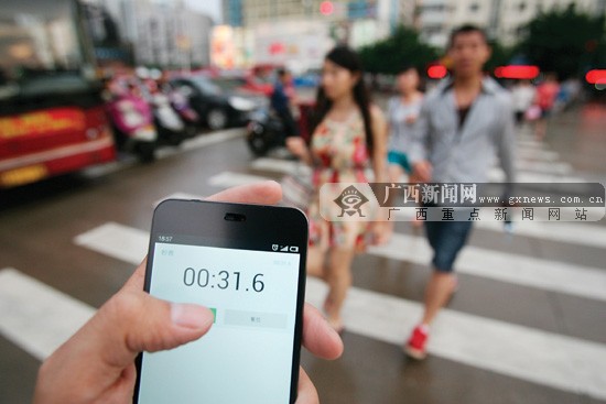 记者掐表体验南宁9个“超短绿灯” 最短绿灯25秒