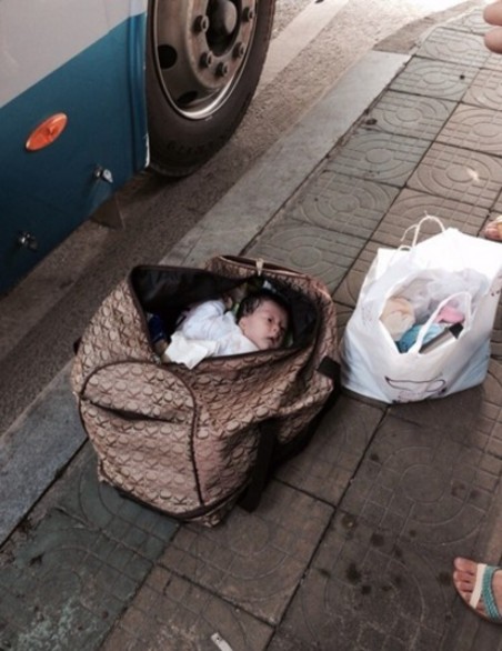 厦门女婴被弃行李袋内