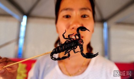 沈阳美食节现肉虫料理