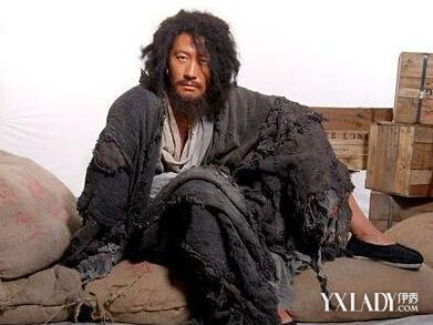 沙特土豪们像发现新大陆般扎堆看望贫困男子