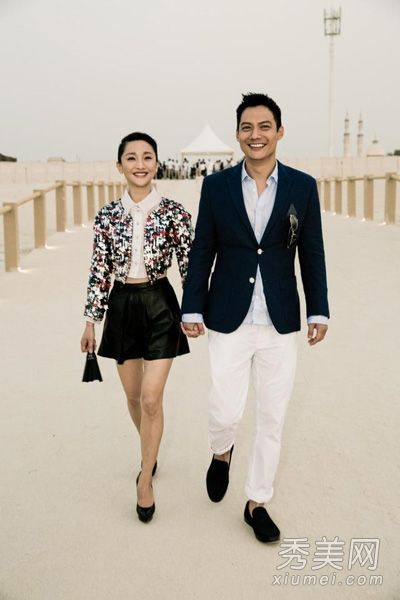 周迅时装发布会上晒幸福 装扮优雅