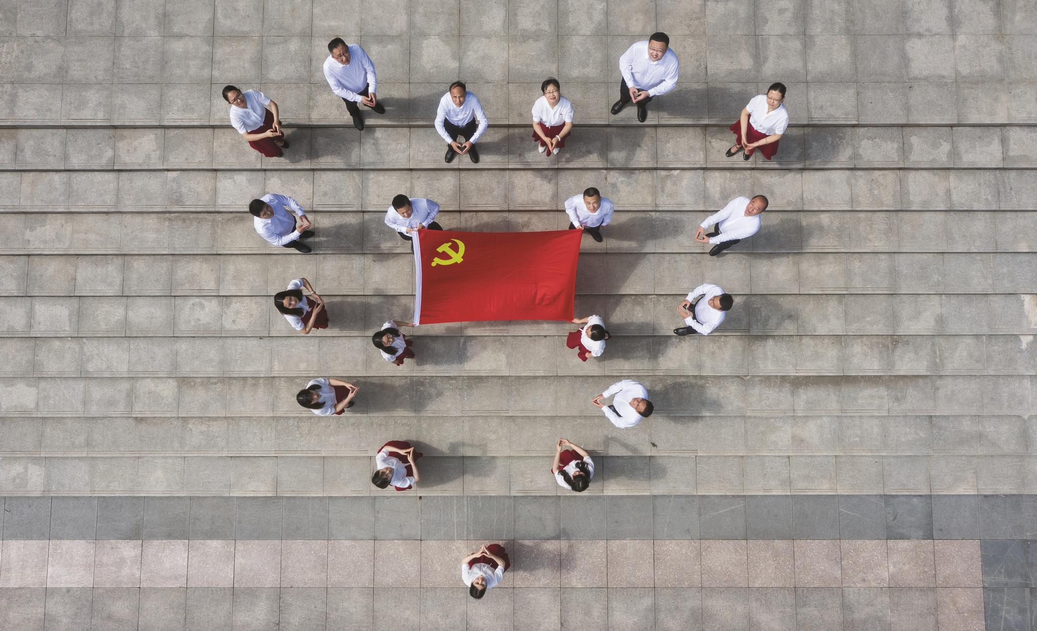 我与党旗合个影