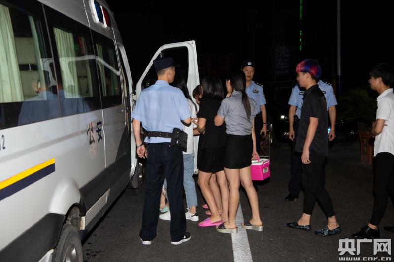 合肥警方扫黄突袭大型洗浴场 现场近百人被控制