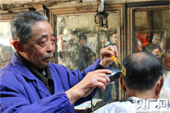 铜陵大通镇:百年理发店里的八旬手艺人