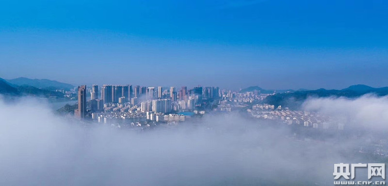 黄山城市上空现平流雾景观 美如仙境