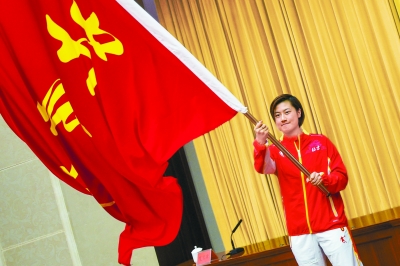 北京团成立 丁宁当旗手