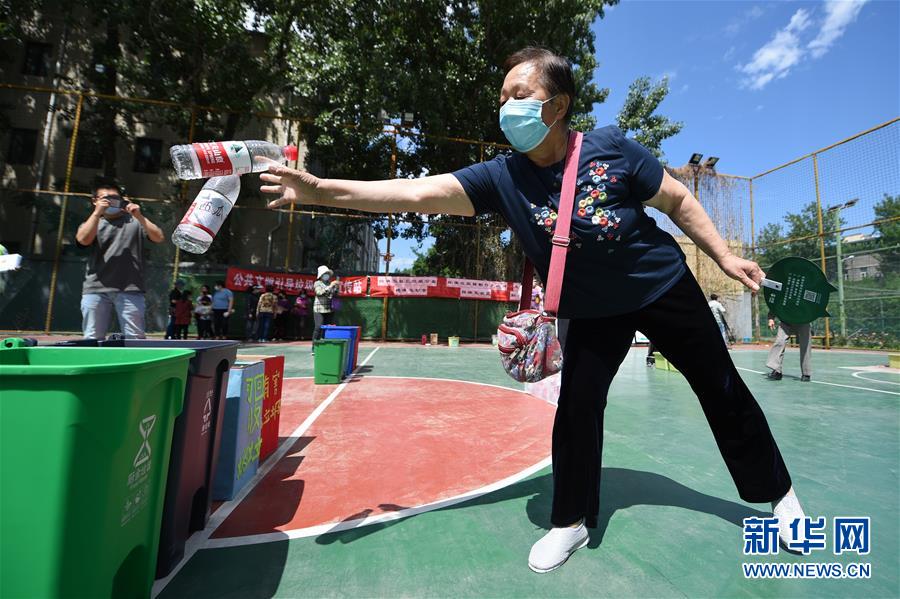 北京：做趣味游戏 学垃圾分类