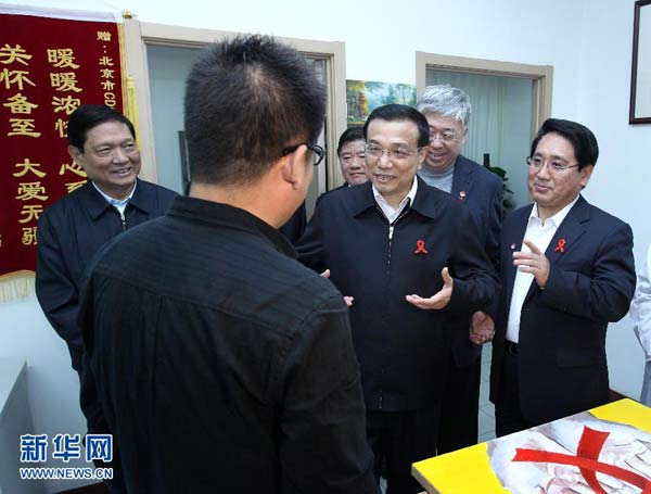 国务院副总理李克强在北京考察艾滋病防治工作