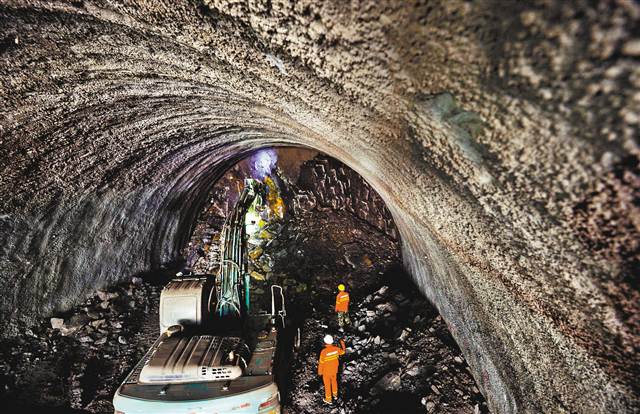 重庆铁路枢纽东环线鹞子岩隧道开始洞内施工