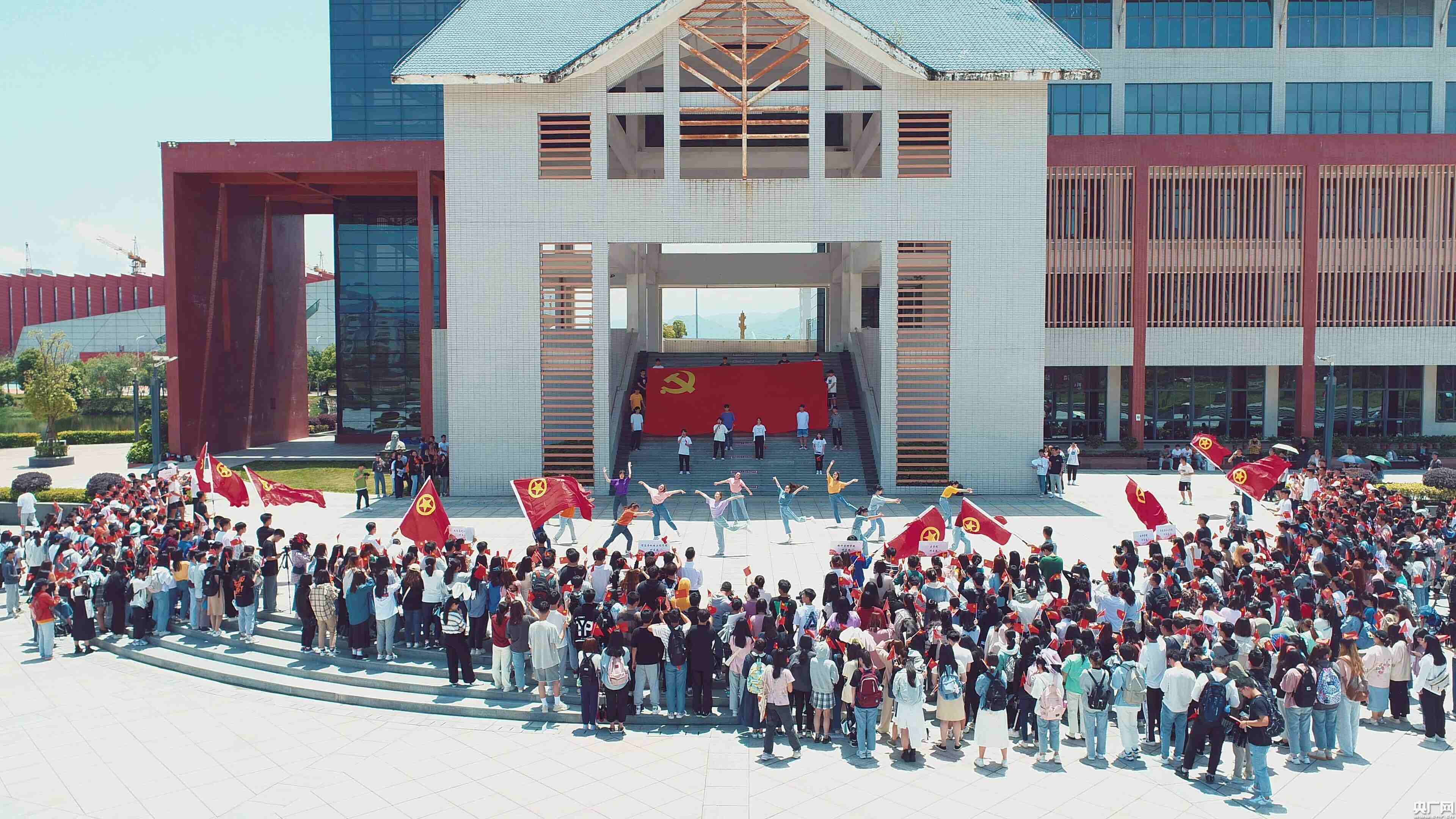 传承红色基因"主题快闪活动献礼建党100周年