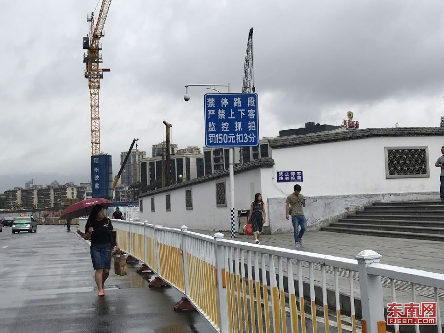 福州火车站南广场:临时落客无去处 无序停车谁