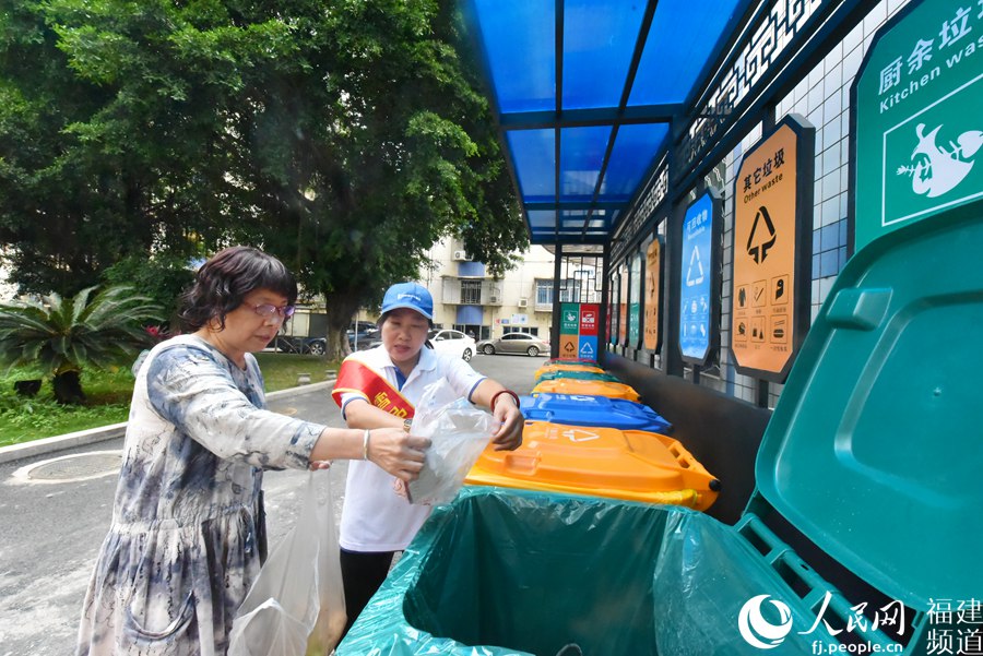 新式垃圾分类投放亭上岗。