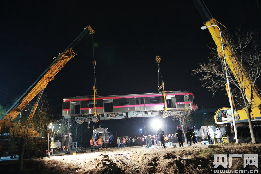 吊车连夜挪走亦庄线调试出轨车厢