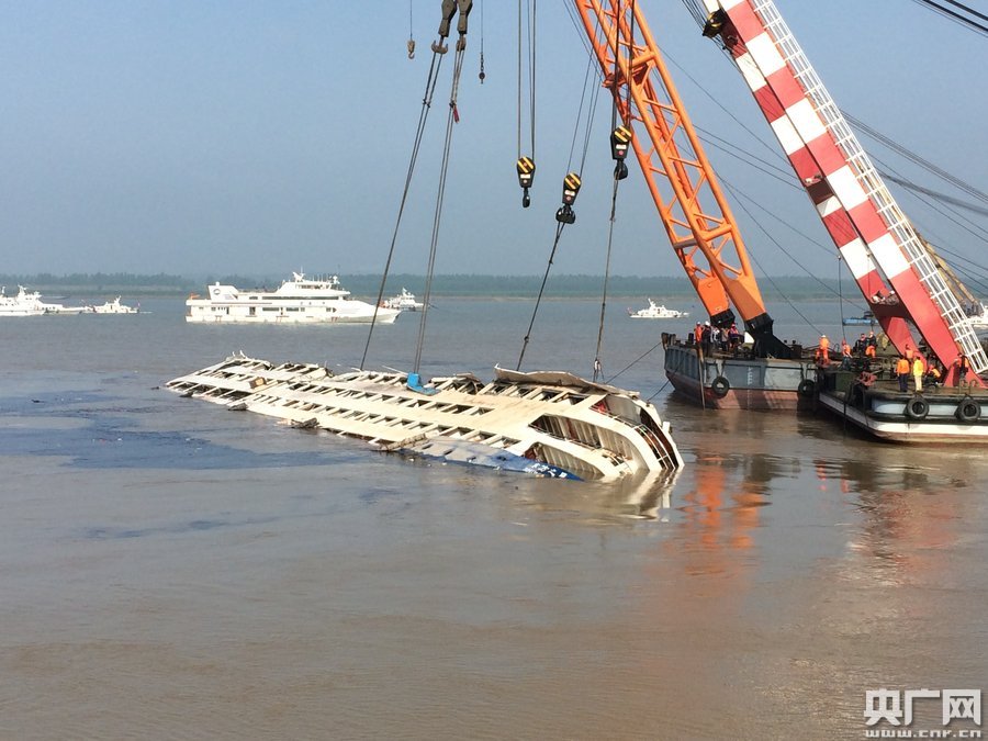 "东方之星"沉船打捞:船身已扶正