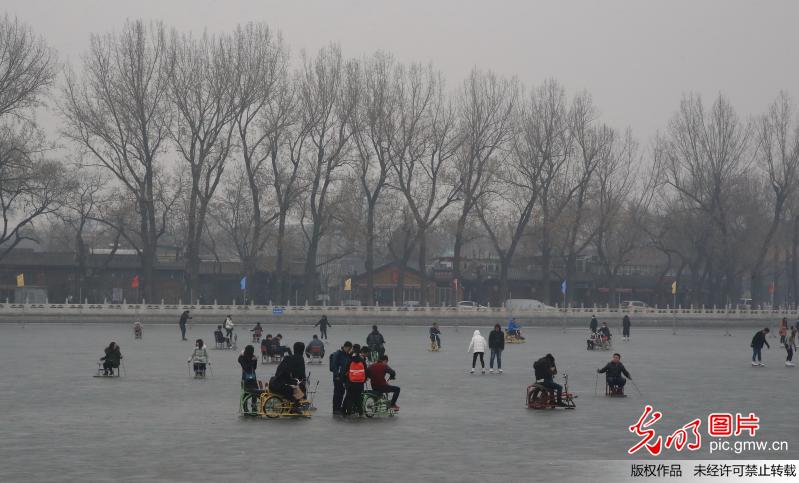 北京什刹海冰场欢乐开滑