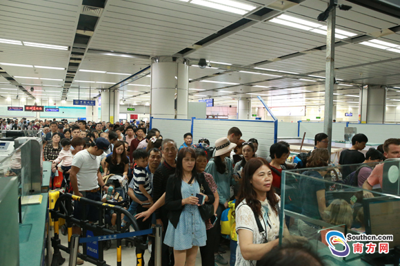 五一小长假深圳湾口岸迎客近45万 出境大厅开