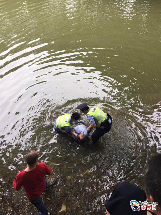 五一正能量:老人落水,南海警察从3米看台跳水