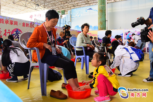 金秋敬老节在东莞观音山举行 子女为父母洗脚