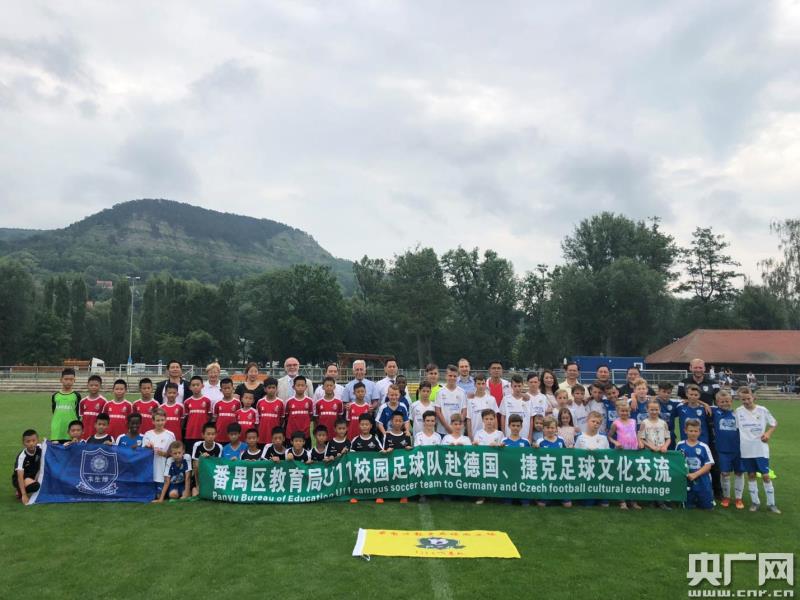 广州番禺大力开展校园足球活动 少年队亮相欧