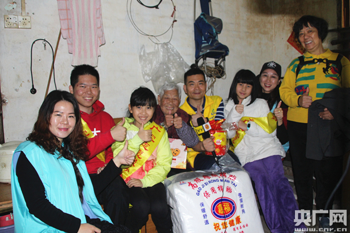 春节前夕 广州义工携部分长者共游花市