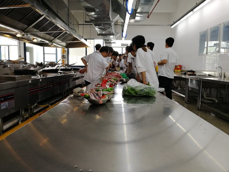 通过集中培训、送教下乡、名店实习等方式