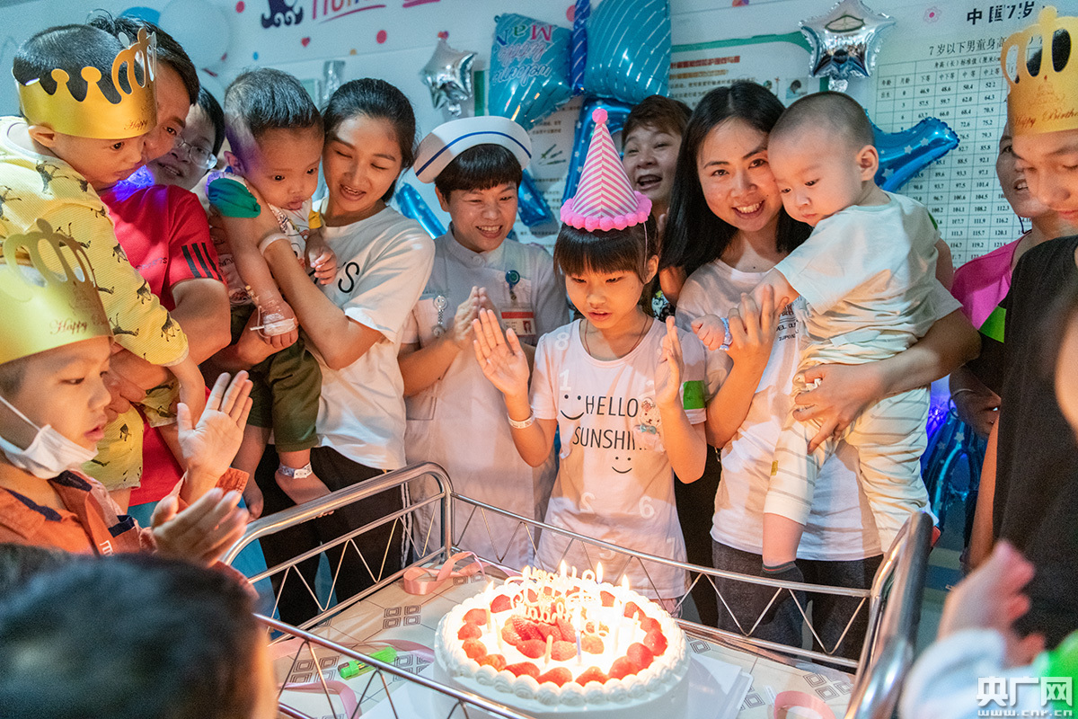 病房中的生日会！广州志愿者与脑瘫等患儿共庆“六一”