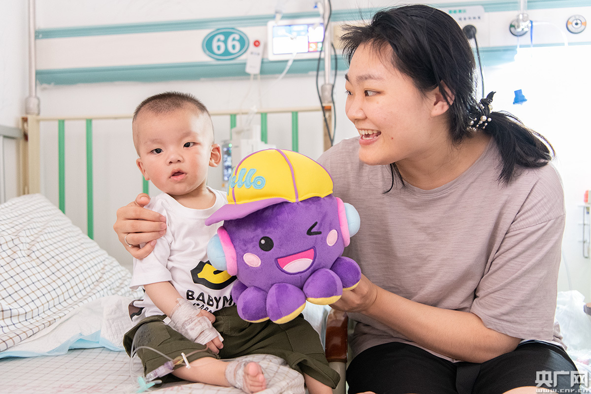 病房中的生日会！广州志愿者与脑瘫等患儿共庆“六一”